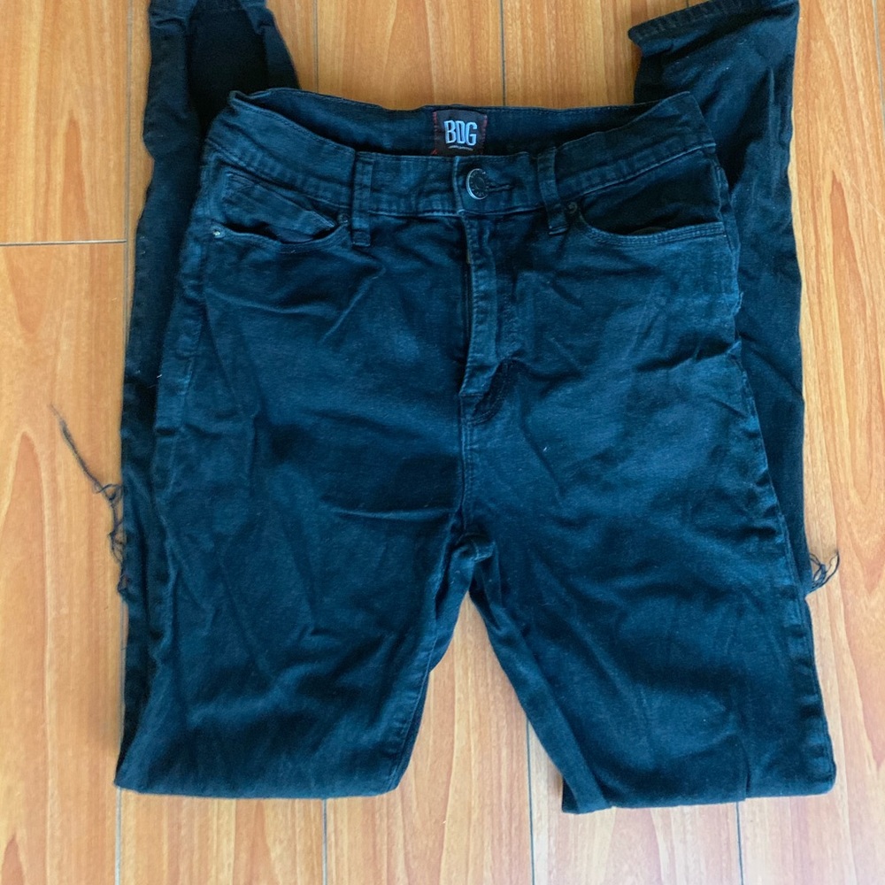 BDG BLACK DISTRESSED SKINNY JEANS